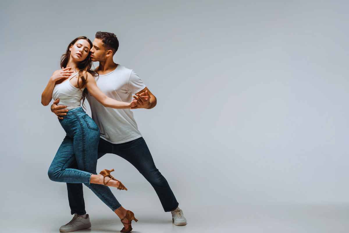 (11 febbraio 2012) Andrea Mantelli, prima insegnante di ballo e organizzatore di serate danzanti, ora divulgatore di cultura latina come collaboratore della website ‘salsa.it’, ha realizzato con Raimondo Bovone il primo libro in italiano sul genere musicale della Bachata, Un passo di Bachata. Storia e interpreti del ballo e della musica de amargue (Editrice Zona) Il libro ripercorre, dalle origini storiche del 1900, l’evoluzione del genere da ‘momento d’incontro’ a vero e proprio ballo, privo di figure, destinato ad unire due corpi, passando per Radio Guarachita e la ‘Bachata Rosa’ di Juan Luis Guerra, per arrivare fino alla coreografica ‘bachata europea’. L’opera, scritta con l’ausilio del giornalista ed appassionato di musica caraibica Raimondo Bovone, contiene alcune interviste ad importanti ballerini e dedica un capitolo alla ‘bachata in Italia’, riguardante le produzioni musicali dal 2002 in avanti di artisti italiani o stranieri residenti in Italia. In allegato al libro, un Cd Compilation di 12 brani, con due inediti, curato dal Dj Marco Ferretti, per l’etichetta discografica Level49. Gli autori Andrea Mantelli (1971) alessandrino, sposato con due figli, è appassionato di musica e sport. Incontra i ritmi caraibici nel 1996 e diventa, in provincia, uno dei promotori del genere, organizzando serate, concerti, programmi radio e rubriche su testate locali. Attualmente collabora col website Salsa.it, con l’etichetta 3SoundRecord e con Radio Vertigo 1, in onda sul web. Raimondo Bovone (1956) alessandrino, è giornalista pubblicista. Ha collaborato per anni con testate locali e nazionali (radio, tv e carta stampata), diventando poi direttore di un paio di esse. Attualmente collabora, in veste di telecronista, con Sky Sport. Ama sole, musica e sport ed è noto per le sue “facce strane” quando balla: viene considerato autore ed esecutore unico del “Raymond style”. Marco Ferretti (1964) alessandrino, è diplomato in violino al conservatorio di Alessandria. DJ con esperienza trentennale, ha lavorato nei locali di mezza Italia. Co-fondatore del gruppo Mojito Project, nel 2004 è stato selezionato come uno dei nove migliori DJ latini professionisti d’Italia al Festival “Latinoamericando” di Milano. E’ titolare dello studio di registrazione MF Music ed arrangiatore ufficiale dei Latingroove.