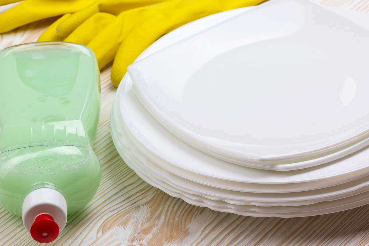 Perché dovresti versare del detersivo per piatti nel WC