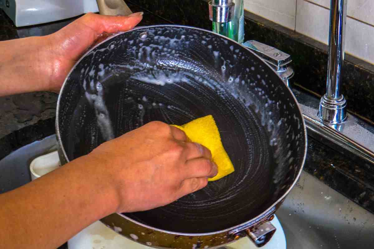 come pulire le padelle incrostate il trucco della nonna