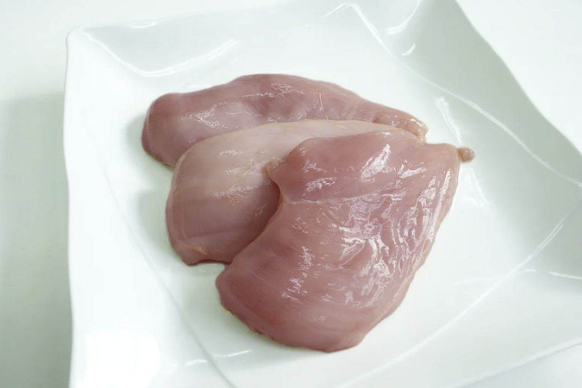 Uno dei luoghi comuni più diffusi è che il pollo giallo sia più sano o meno grasso.